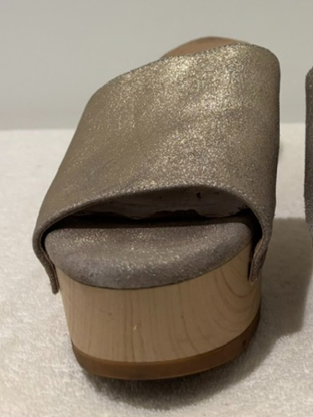 Splendid Light Gold Shimmery Leather & Wood Wedge Sandal - 8